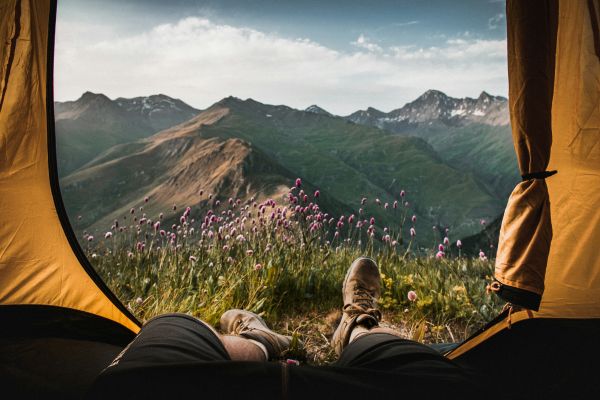 Comment choisir le bon équipement pour un camping en région de haute altitude en été?