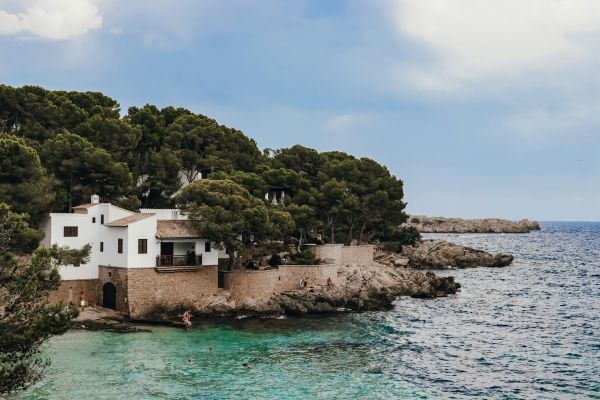 Est-il possible de louer une maison de vacances en Espagne avec des cours de cuisine et des randonnées en montagne?