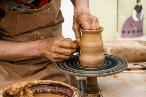 Où apprendre les techniques de fabrication de poterie traditionnelle en Tunisie ?