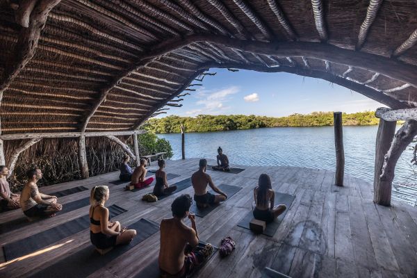 Quels hébergements en Grèce offrent des séjours avec des cours de yoga et des excursions en bateau?