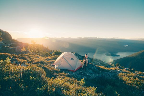 Quels sont les équipements indispensables pour un camping en région subtropicale en saison sèche?